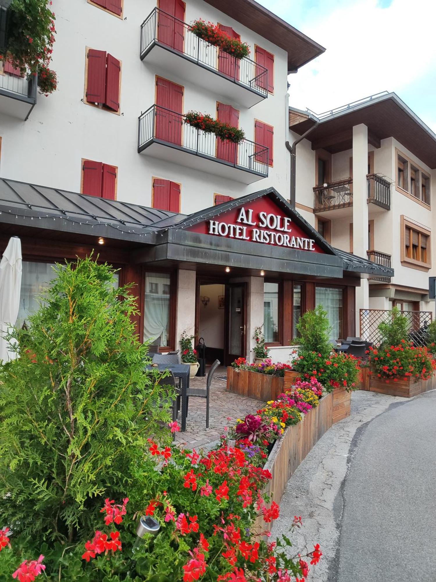 Al Sole Hotel Ristorante Dal 1870 皮耶韦迪卡多雷 外观 照片